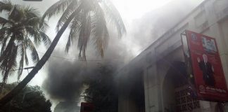 রাজধানীর বায়তুল মোকাররম জাতীয় মসজিদ মার্কেটে অগ্নিকাণ্ড,আগুন নিয়ন্ত্রনে ফায়ার সার্ভিস