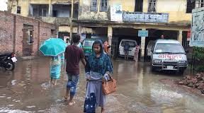 পিরোজপুরে স্বাস্থ্য কমপ্লেক্সের সম্মুখ বৃষ্টির পানি জমে দুর্ভোগের সৃষ্টি হয়েছে রোগীদের চলাচলে