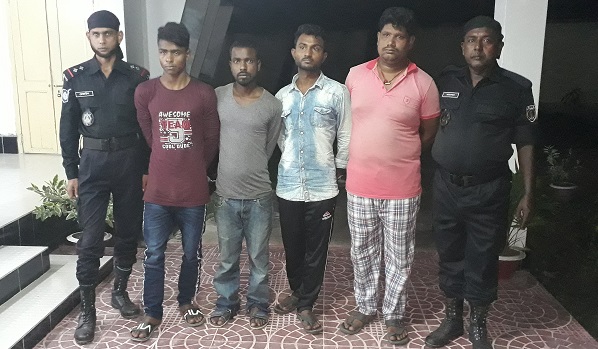 মুন্সিগঞ্জে অস্ত্র ও গুলিসহ ৪ ডাকাত গ্রেফতার