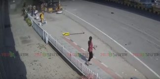 ফ্লাইওভার থেকে ছিটকে পড়ল চলন্ত গাড়ি, নিহত ১ (ভিডিও)