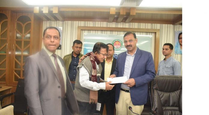 সম্মানির পুরোটাই নগরীর গরিব-দুঃখী মানুষের মাঝে বিলিয়ে দেন চসিক সিটি মেয়র