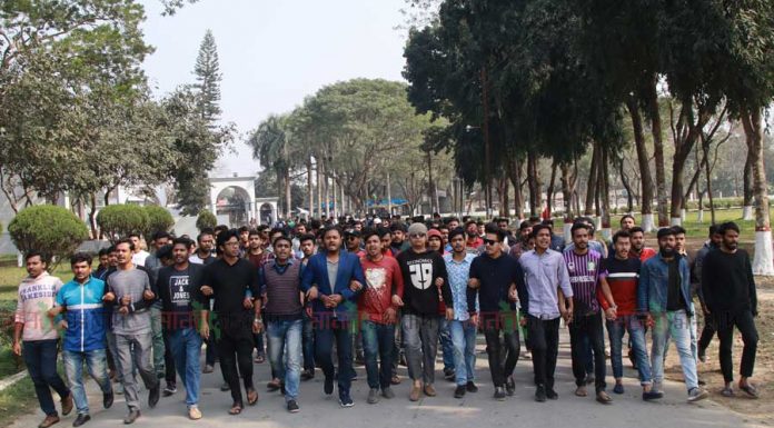 ইবি ছাত্রলীগের বহিরাগত নিয়ে ক্যাম্পাসে হামলার প্রতিবাদে বিক্ষোভ