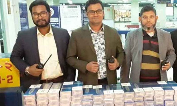 চট্টগ্রাম বিমানবন্দরে ৫৩৬ কার্টন সিগারেটসহ তিন যাত্রী আটক