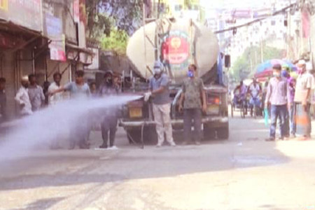 করোনা সংক্রামণরোধে রাজধানীতে জীবাণুনাশক পানি ছিটানো হচ্ছে
