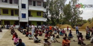 সিংড়ায় পুলিশের উদ্যোগে ধানকাটা শ্রমিকদের করোনা সচেতনতামূলক ভিডিও প্রর্দশন