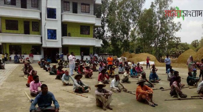 সিংড়ায় পুলিশের উদ্যোগে ধানকাটা শ্রমিকদের করোনা সচেতনতামূলক ভিডিও প্রর্দশন