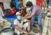 সিংড়ার বিয়াশ হাটে জনলোকের উদ্যোগে মাস্ক বিতরণ