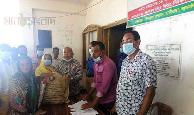 হাতীবান্ধার গড্ডিমারী ইউনিয়নে বন্যার্তদের মাঝে শুকনো খাবার বিতরণ