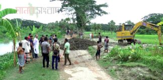 ঝালকাঠিতে বন্যায় ক্ষতিগ্রস্ত সড়ক সেচ্ছাশ্রমে সংস্কার