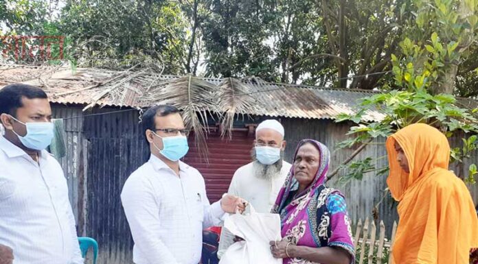সিংড়ায় বানভাসীদের মাঝে ত্রাণ বিতরণ