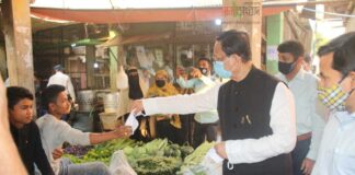 জনদুর্ভোগ লাঘবে নগরবাসীর সাথে চসিক মেয়রের সাক্ষাৎ ও মাস্ক বিতরণ