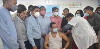 কোভিড-১৯ প্রতিষেধক টিকা নিলেন চসিক মেয়র