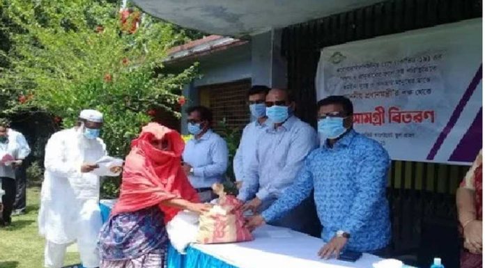 রাজশাহীতে কর্মহীন, দুস্থ ও অসহায় মানুষের মাঝে খাদ্যসামগ্রী বিতরণ