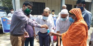 নেত্রকোণার মদনে দারিদ্র পরিবারের মাঝে জেলা প্রশাসকের ত্রাণ বিতরণ