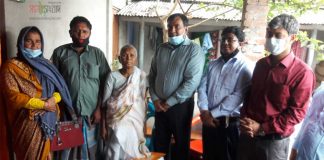রাণীশংকৈলের বীরঙ্গনাকে অর্থ ও উপহার দিলেন ডিসি