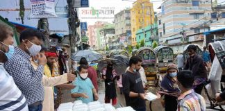 তথ্যমন্ত্রীর বাসায় তৈরি খাবার বিতরণ হচ্ছে চট্টগ্রামের ফুটপাতে