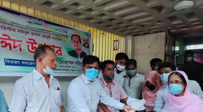 প.বাকলিয়ায় ১’শ দুঃস্থদের মাঝে ঈদ উপহার সামগ্রী বিতরণ