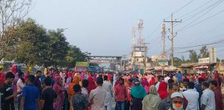 গাজীপুরের সালনায় বকেয়া বেতনের দাবিতে শ্রমিকদের বিক্ষোভ