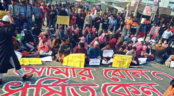 সহপাঠীকে সংঘবদ্ধ ধর্ষণ, বিক্ষুব্ধ শিক্ষার্থীদের স্লোগানে উত্তাল ঢাকা-খুলনা মহাসড়ক