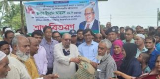 সিলেটের বন্যাকবলিত ৩ উপজেলায় প্রবাসী কল্যাণ মন্ত্রীর ত্রাণ বিতরণ