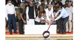 বঙ্গভবনের পুকুরে মাছের পোনা অবমুক্ত করলেন রাষ্ট্রপতি
